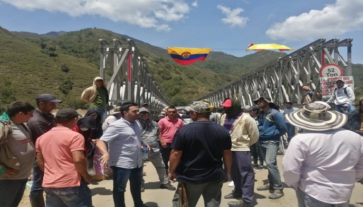 Los damnificados llegaron a la vía para quedarse hasta tanto no haya solución a la problemática/ Foto: Javier Sarabia/La Opinión