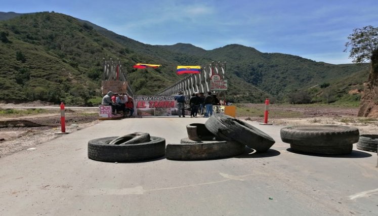 Los damnificados llegaron a la vía para quedarse hasta tanto no haya solución a la problemática/ Foto: Javier Sarabia/La Opinión