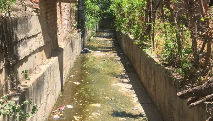 En el canal ya se pueden ver pozos sépticos./ Foto: Nicolás Mojica.