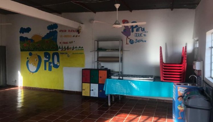 La fachada y el interior del salón comunal fueron arreglados por la comunidad y una fundación./ Foto: Nicolás Mojica.