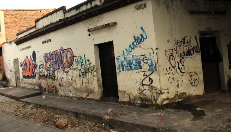 La casa está llena de grafitis y se encuentra en deterioro./ Foto: Carlos Ramírez. 