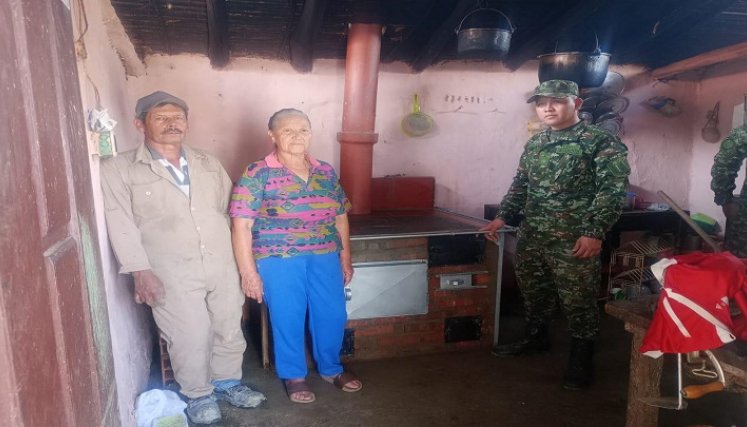 El programa Fe en Colombia del Ejército colombiano promueve la construcción de cocinas ecoeficientes en el Norte de Santander. /Foto: cortesía.