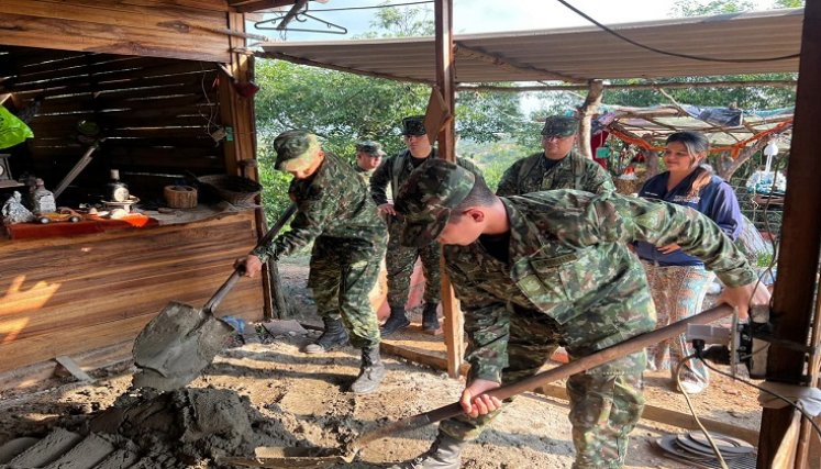 El programa Fe en Colombia del Ejército colombiano promueve la construcción de cocinas ecoeficientes en el Norte de Santander. /Foto: cortesía.