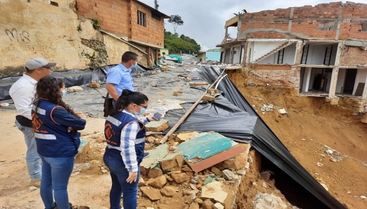 Los damnificados esperan las soluciones habitacionales y la culminación del muro./ Foto: Cortesía