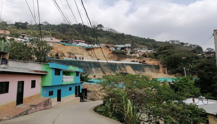 Los damnificados esperan las soluciones habitacionales y la culminación del muro./ Foto: Cortesía