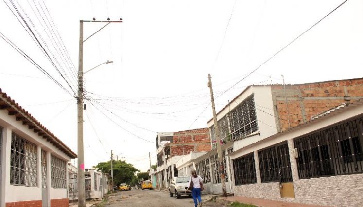 Las luminarias que están en el barrio no funcionan. / Foto: Carlos Ramírez.