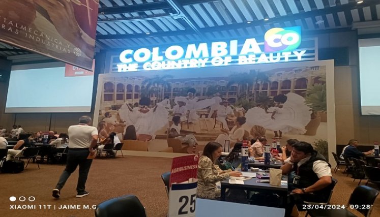 Campesinos de la zona del Catatumbo estrechan lazos de comercialización de los productos que llevaron a la macrorrueda de negocios./ Foto: CORTESÍA
