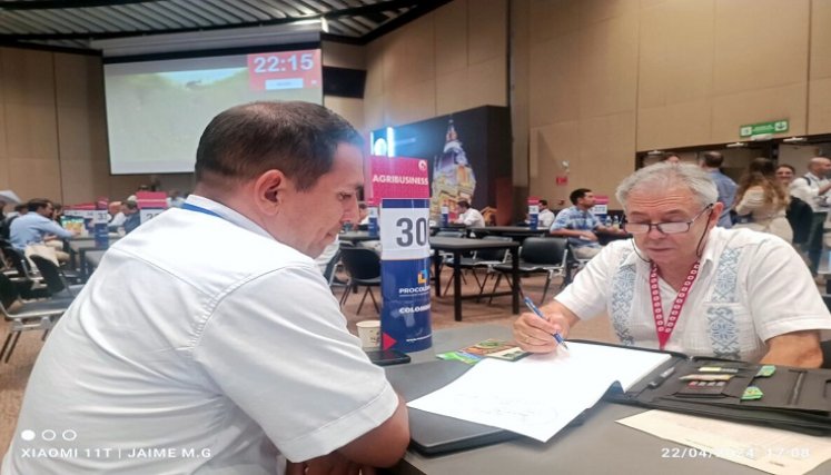 Campesinos de la zona del Catatumbo estrechan lazos de comercialización de los productos que llevaron a la macrorrueda de negocios./ Foto: CORTESÍA
