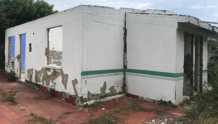El antiguo puesto de salud está en ruinas, por eso la comunidad pide que lo tumben./ Foto: Nicolás Mojica. 