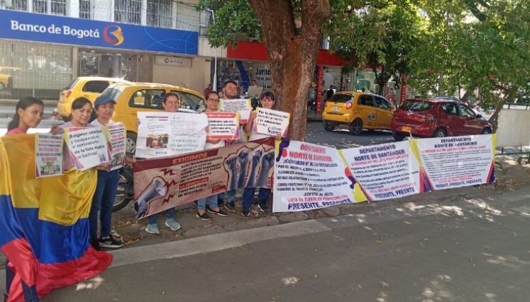 Los docentes aseguran que no se irán hasta obtener una respuesta favorable por parte de la Gobernación. / Foto: Cortesía / La Opinión