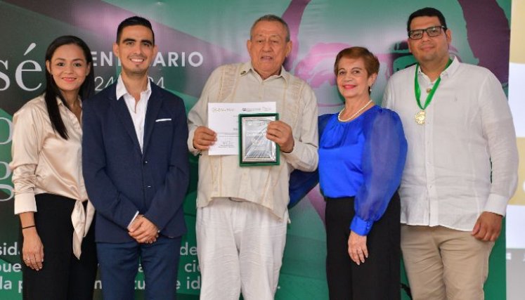 Ciro Alfonso Pérez (centro) recibió el reconocimiento al Profesor Bolivariano Emérito. / Foto: Cortesía / La Opinión