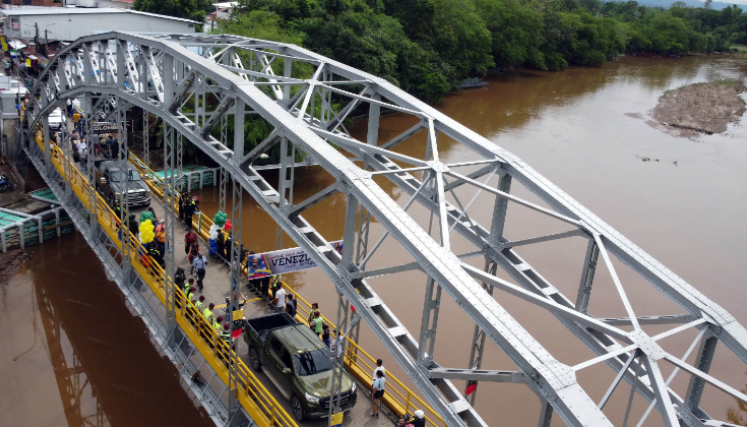 Solo vehículos particulares circulan por el puente Unión actualmente.