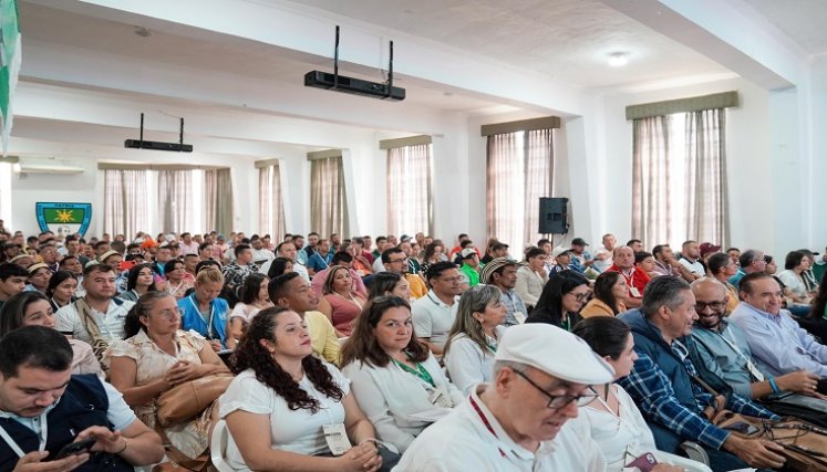 En el aula máxima del colegio José Eusebio Caro se desarrollaron las mesas de trabajo con más de 300 líderes sociales. / Fotos cortesía para La Opinión