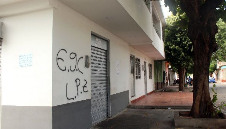 Los grafitis fueron pintados alrededor de toda la cuadra./ Foto: La Opinión.