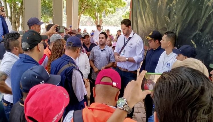 A un principio de acuerdo llegaron los manifestantes para habilitar el paso en la vereda El Tarrita./ Foto: Javier Sarabia/ La Opinión