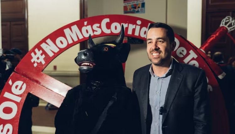 El proyecto de ley que prohíbe las corridas de toros en Colombia fue autoría del representante a la Cámara por la Alianza Verde, Alejandro García. El documento pasará a conciliación y posteriormente a sanción presidencial