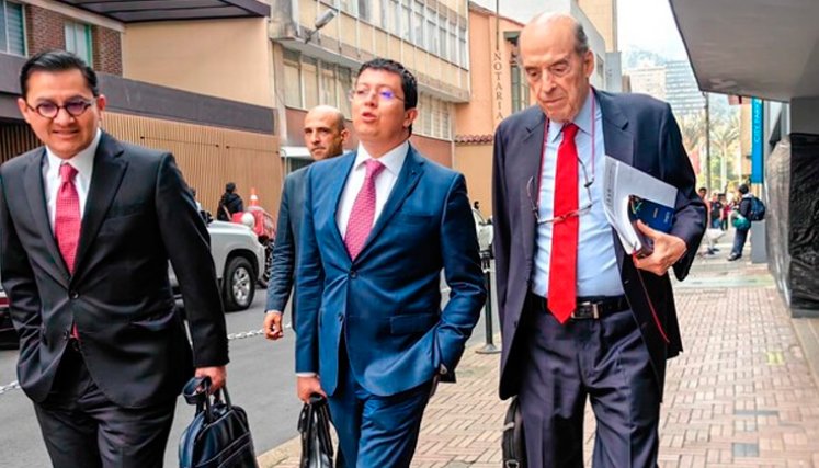 Exministro Álvaro Leyva llegó a la Procuraduría para rendir versión libre