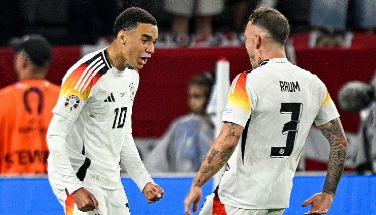 Jamal Musiala (izquierda) fue el salvador de Alemania.