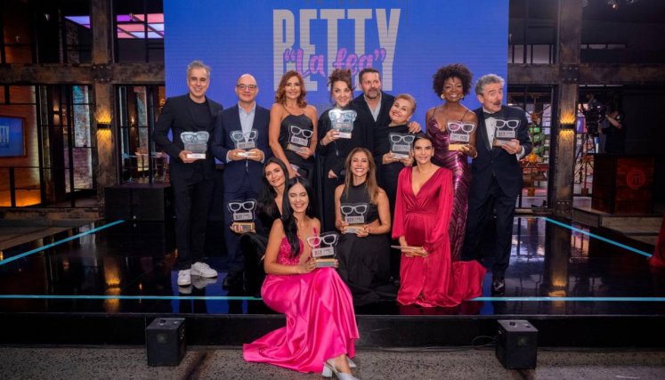 El grupo de actores recibieron una estatuilla en forma de gafas, uno de los accesorios que más identifican al personaje de Betty
