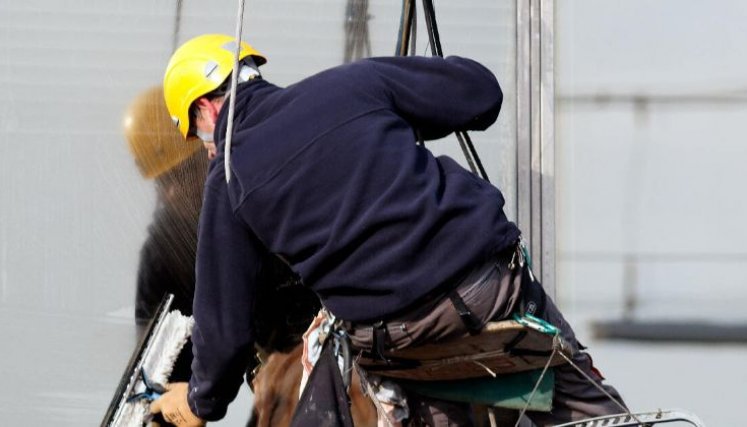 Usar los equipos de protección personal como cascos, guantes, gafas de seguridad, mascarillas, entre otros, podría reducir los riesgos de accidentes, enfermedades  y muertes laborales.   /Foto cortesía para La Opinión 