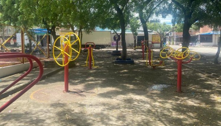 Tanto el gimnasio biosaludable como los demás elementos del parque Arístides Salazar se encuentran en mal estado. / Foto: Nicolás Mojica.