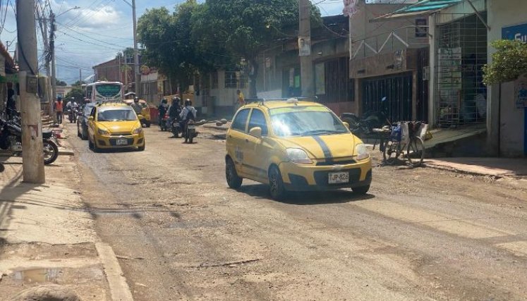 En todo el día hay un gran flujo de vehículos en el barrio./ Foto: Nicolás Mojica. 
