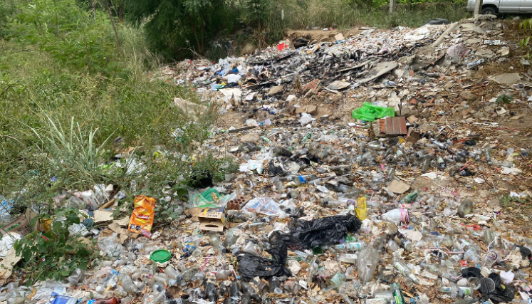 Los escombros y las quemas se evidencian en el sitio y ello agudizan la contaminación.