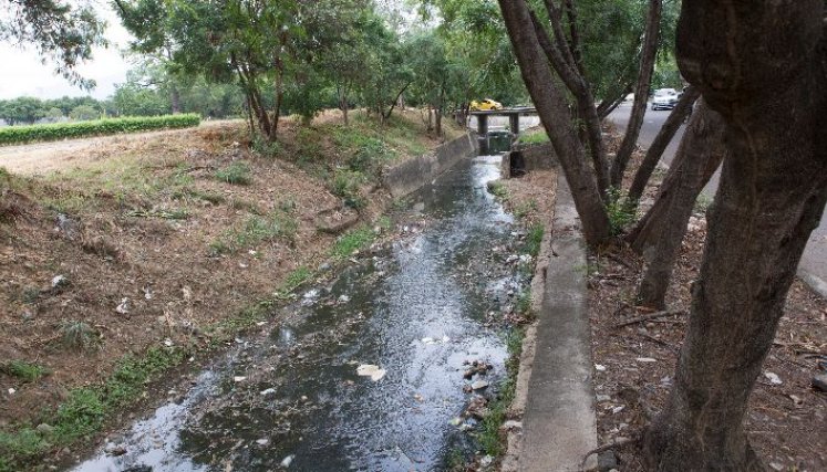 El canal permanece sucio la mayor parte del año. / Foto: Juan Pablo Cohen.