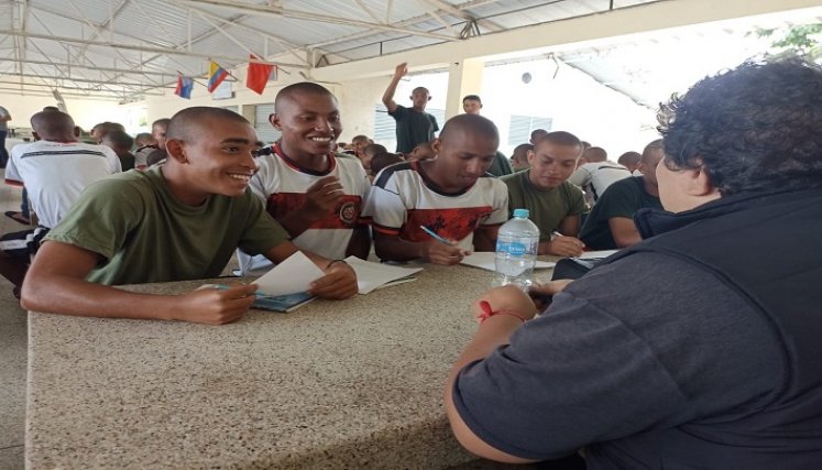 Universitarios educan a los soldados del batallón de Infantería número 15./ Foto cortesía