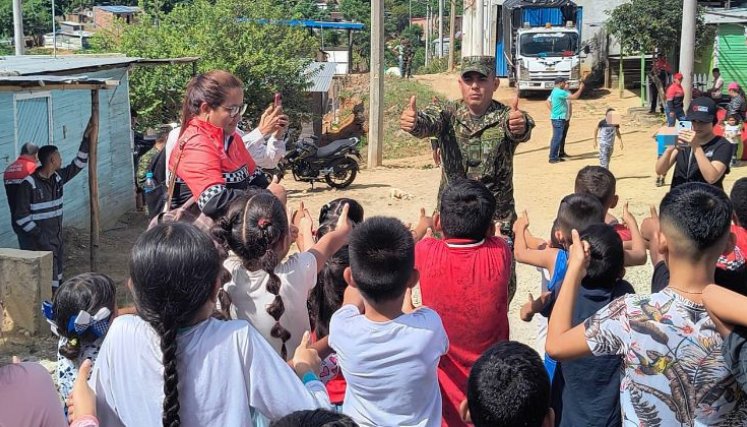 Ejército llevó alegría a niños de Alfonso Gómez. / Foto: Cortesía / La Opinión