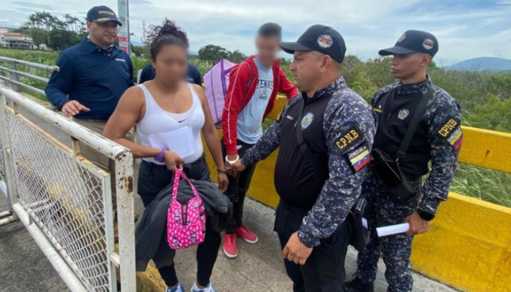 Migrantes venezolanos fueron expulsados por el Puente Simón Bolívar.