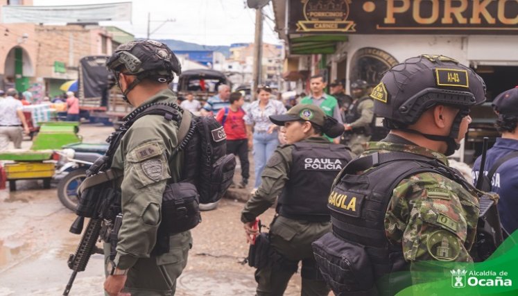 El Gaula adelanta con los comerciantes la socialización de las medidas para evitar el delito de la extorsión./ Foto: Cortesía