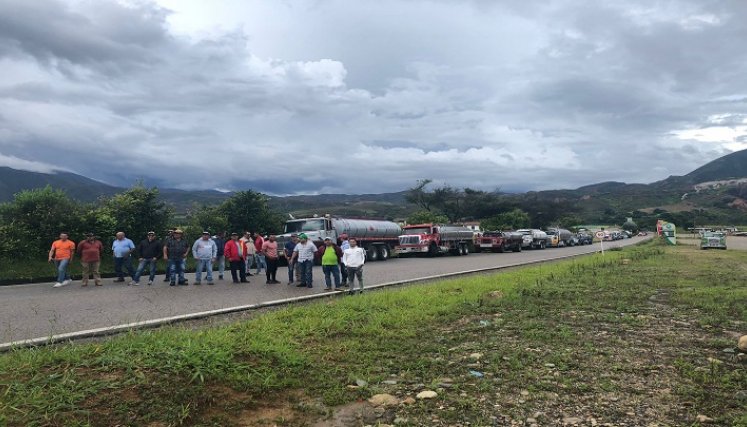 Los transportes minoritarios de combustibles mantienen bloqueada la carretera Ocaña-Cúcuta en señal de protesta./Foto: Foto cortesía