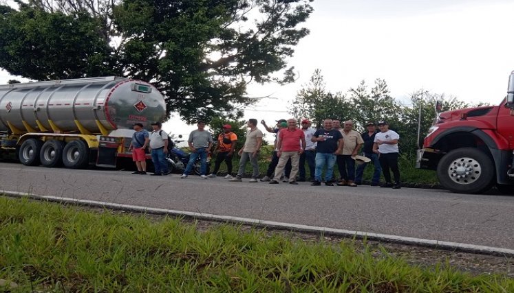 De manera intermitente los minoritarios de combustibles bloquearon la carretera Ocaña-Cúcuta. Se resisten a abastecer en el Área Metropolitana de Cúcuta./ Foto: Cortesía.
