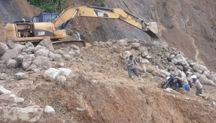 La vía está cerrada desde hace varios días y las fuertes lluvias dificultan los trabajos de rehabilitación. / Foto: Cortesía / La Opinión 
