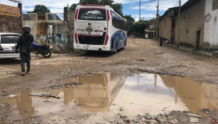 El gran flujo de buses y camiones en la zona ha deteriorado las vías./ Foto: Cortesía.