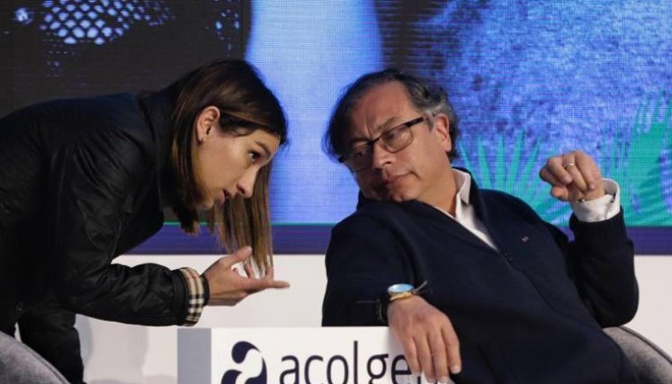 El equipo del presidente está dividido entre acusaciones de corrupción, chuzadas y peleas internas. Así están los bandos.
