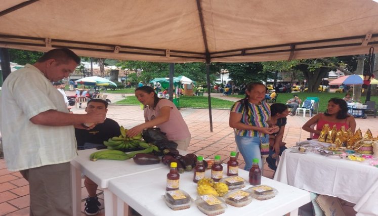 Con el firme propósito de fortalecer los ciclos cortos de comercialización se desarrolló el mercado campesino agroindustrial en Ocaña./ Foto: Cortesía