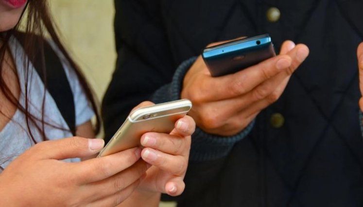 Cualquier persona puede contactarse, desde su celular, con un asesor del Servicio Nacional de Aprendizaje escribiendo al código 85737. / Foto: Cortesía / La Opinión 