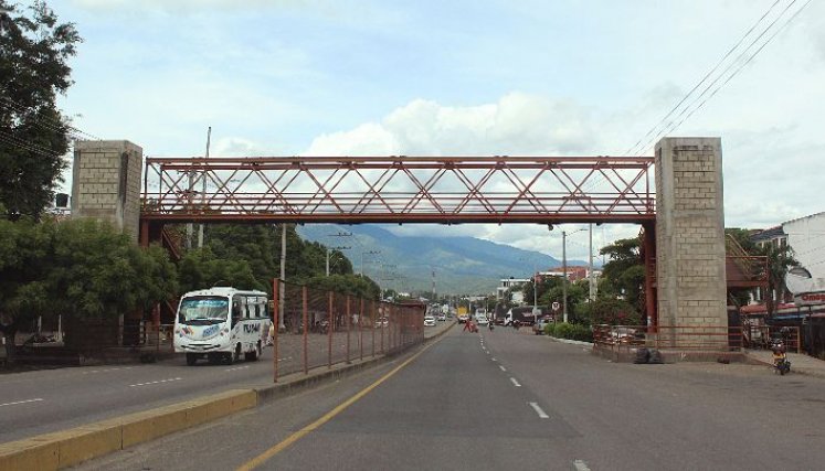 El puente está ubicado en toda la avenida principal de Tierra Linda. / Foto: Carlos Ramírez. 