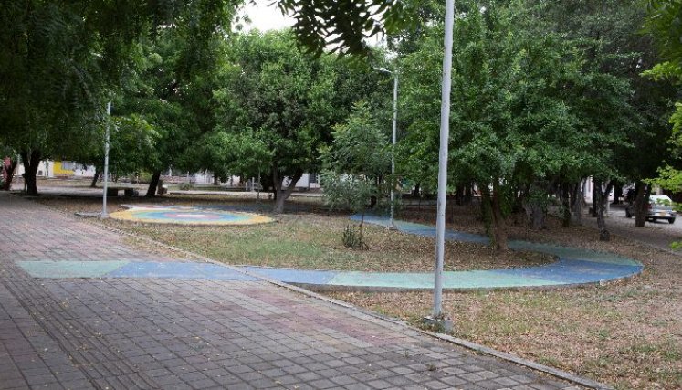 Durante el día y la tarde, los parques son utilizados por la comunidad, pero conforme va oscureciendo, los escenarios poco a poco la gente se va yendo. / Foto: Juan Pablo Cohen.
