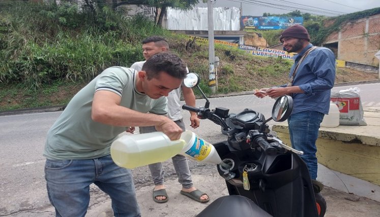 Como en los viejos tiempos, volvió la venta de combustibles a través de pimpinas en las calles de Ocaña./ Fotos: Cortesía / La Opinión