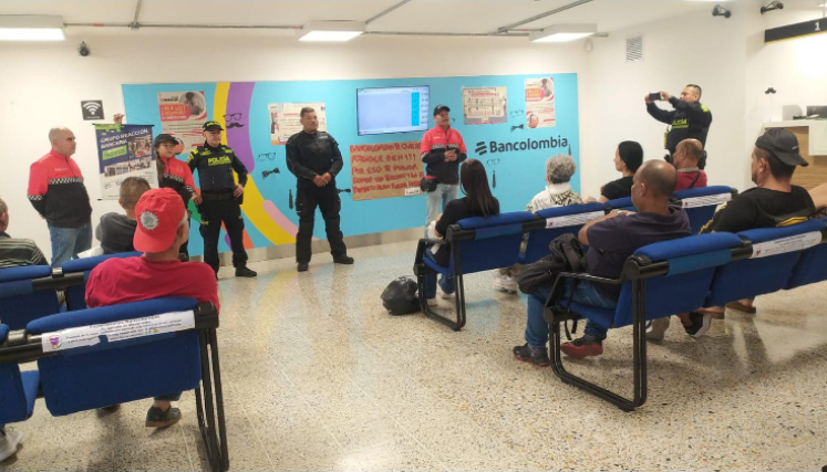 Policía Metropolitana adelanta jornada de prevención del delito en bancos. 