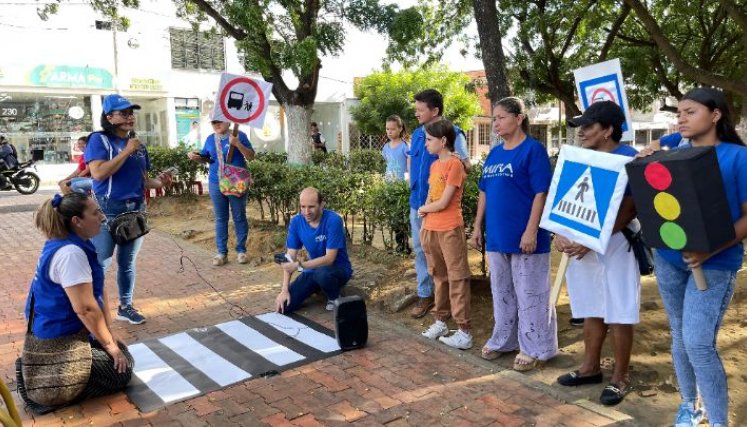 Los organizadores llevaron las señales típicas con las que los conductores se pueden encontrar en las vías./ Foto: Cortesía. 