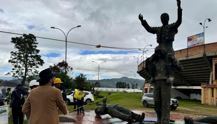 Tumban un monumento de César Rincón en la plaza de toros de Duitama