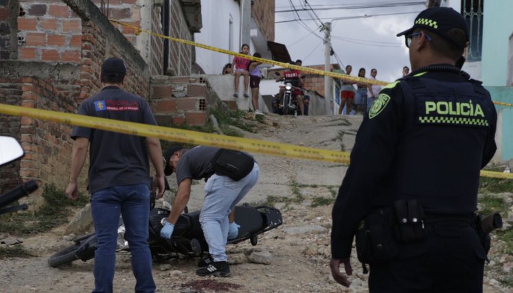 Lo estaban persiguiendo y cuando se cayó de la motocicleta, le dispararon