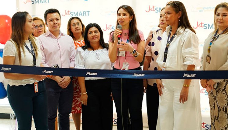 La gerente comercial de JetSmart en Colombia, Carolina Ruiz, lideró el corte de la cinta en la inauguración de la ruta Cúcuta-Medellín./ Foto Cortesía