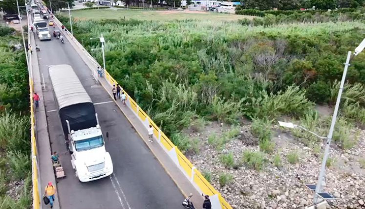 Cuatro camiones cargados del concentrado para aves salieron de la Zona Franca de Cúcuta y cruzaron el puente Simón Bolívar./ Foto Cortesía