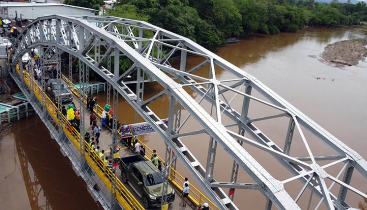 Los funcionarios de la DIAN que deben estar en el puente de Puerto Santander no tienen, por ahora, condiciones de seguridad./ Foto Carlos Ramírez-La Opinión