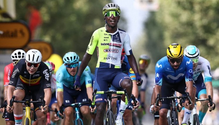 El eritreo Biniam Girmay le ganó en el embalaje al colombiano Fernando Gaviria (a la derecha).
